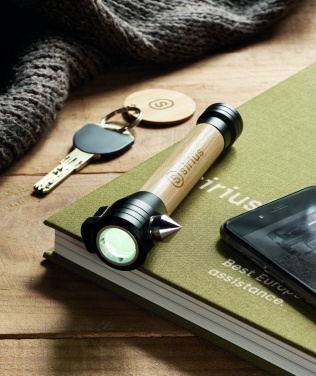 Logo trade ärikingitused foto: 3-ühes bambusest taskulamp koos avariivasara ja turvavöölõikuriga