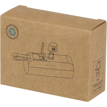 Logo trade mainostuote kuva: Alnair 5 000 mAh:n ja 10 W:n kierrätetystä muovista valmistettu Type-C-varavirtalähde, jossa sisäänrakennettu jalusta ja 2-in-1-kaapeli